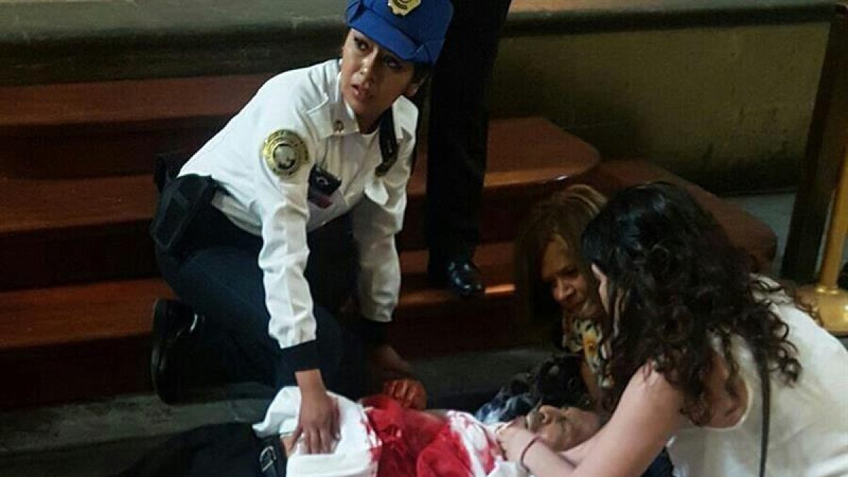 Dos mujeres y una oficial de la policía de Ciudad de México, intentan ayudar al sacerdote apuñalado-EFE