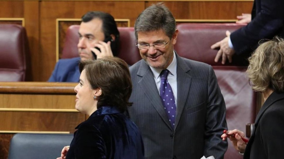 La vicepresidenta, Soraya Sáenz de Santamaría, y el ministro de Justicia, Rafael Catalá, en el Congreso.-JUAN MANUEL PRATS