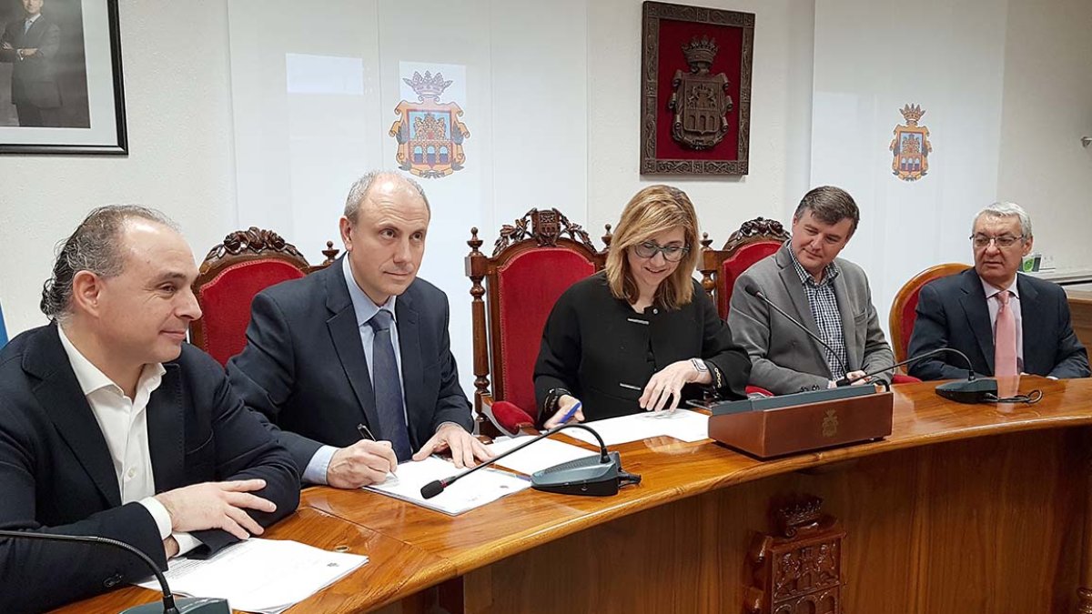 En el centro, el director de Michelin Aranda con la alcaldesa, Raquel Goznález. L. V.