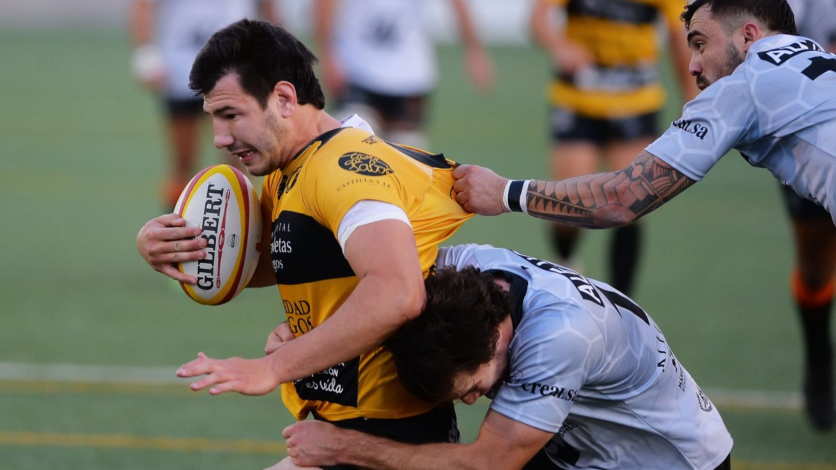 Walker protege la posesión del oval. TOMÁS ALONSO