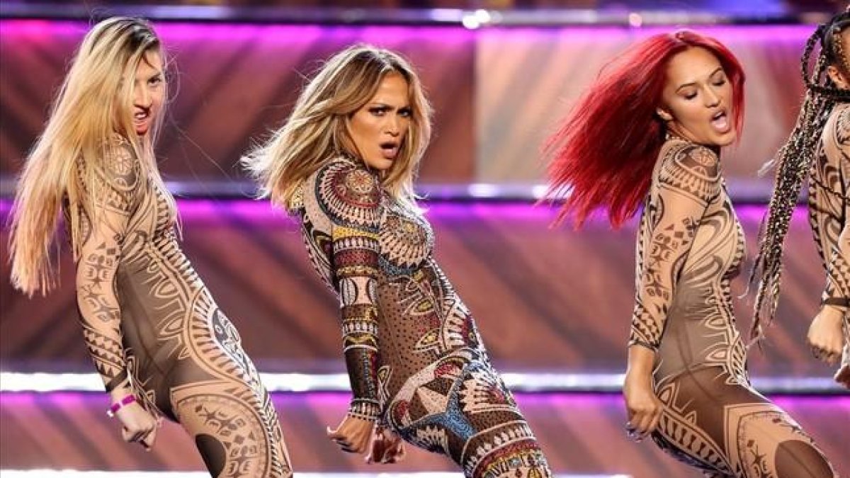Jennifer López, con un diseño efecto tatuaje, sobre el escenario de los American Music Awards 2015.-REUTERS / MARIO ANZUONI