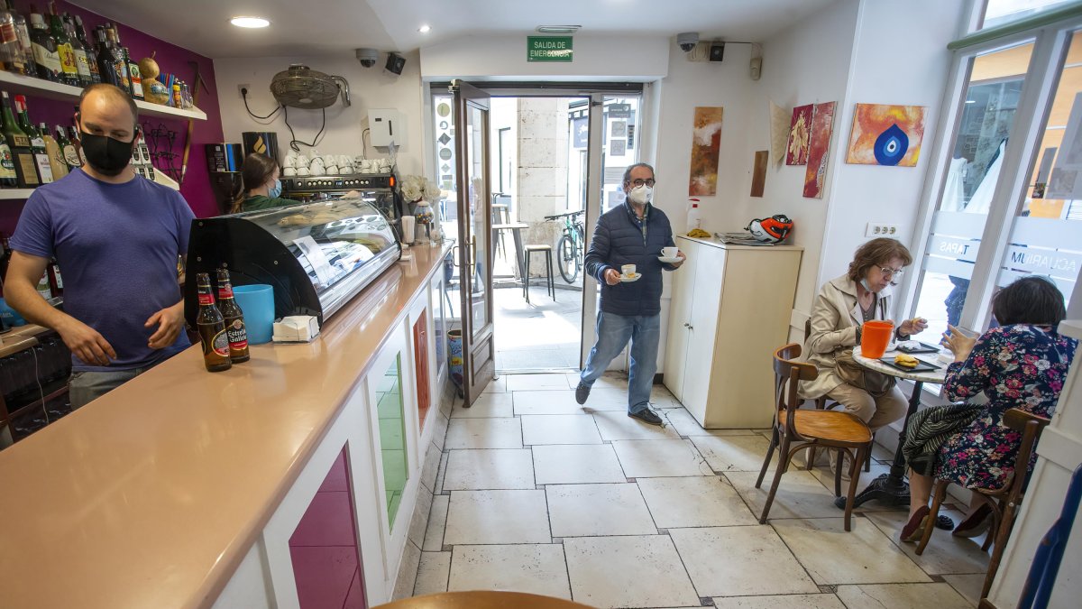 Varias personas toman café en el interior de un bar de la capital burgalesa. SANTI OTERO