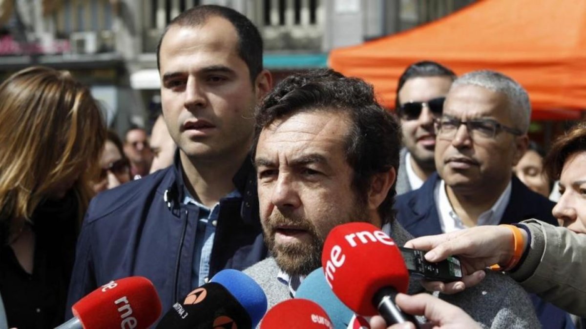 El secretario general del grupo parlamentario de Ciudadanos, Miguel Gutiérrez, comparece ante los medios y valora la actitud de Pérez Oteiza.-VÍCTOR LERENA