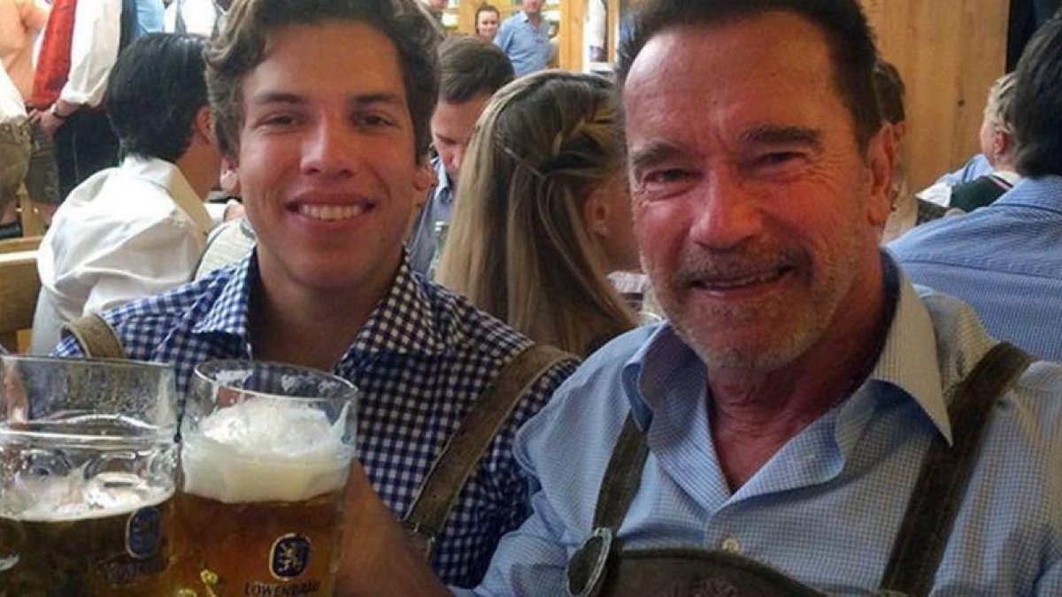 Schwarzenegger y su hijo Joseph Baena, en la fiesta de la cerveza de Múnich.-INSTAGRAM