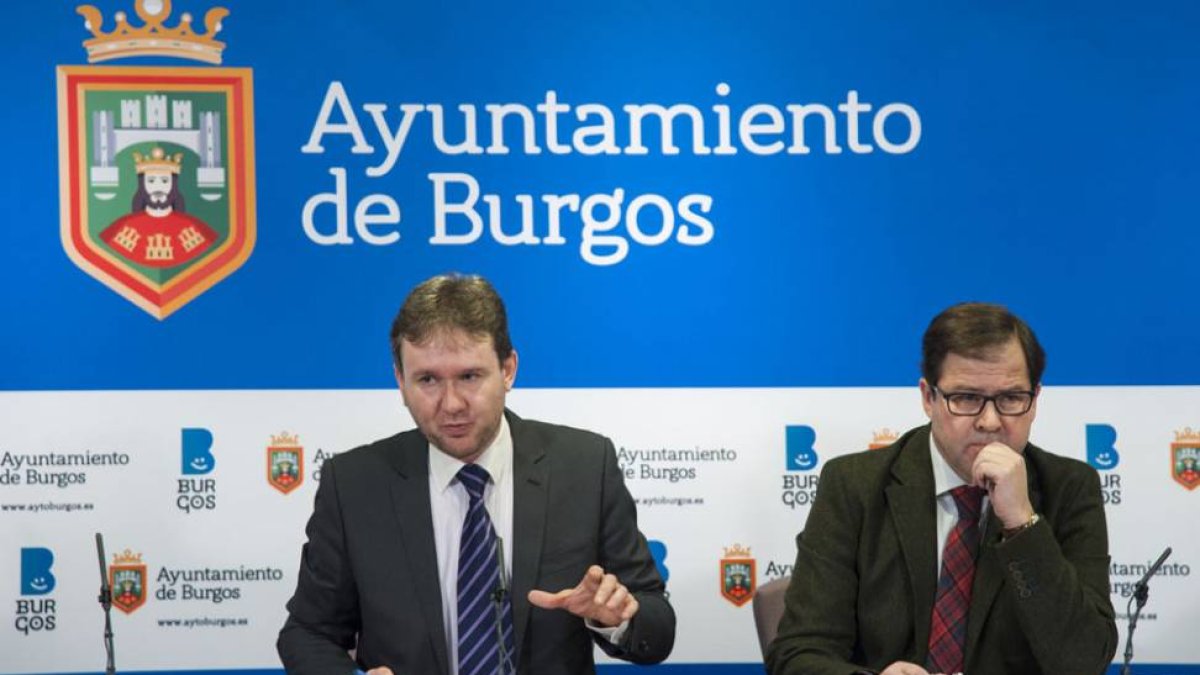 El alcalde, Javier Lacalle, y el concejal de Hacienda, Salvador de Foronda, ayer, en la rueda de prensa.-ICAL