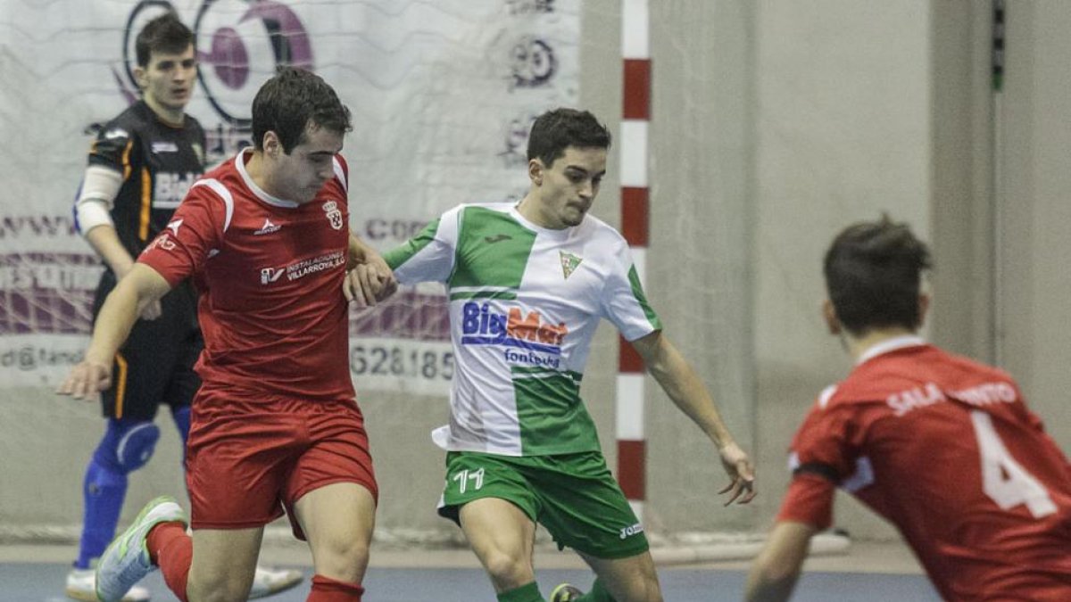 More se dispone a despejar ante la presión de un jugador del Sala Quinto.-SANTI OTERO