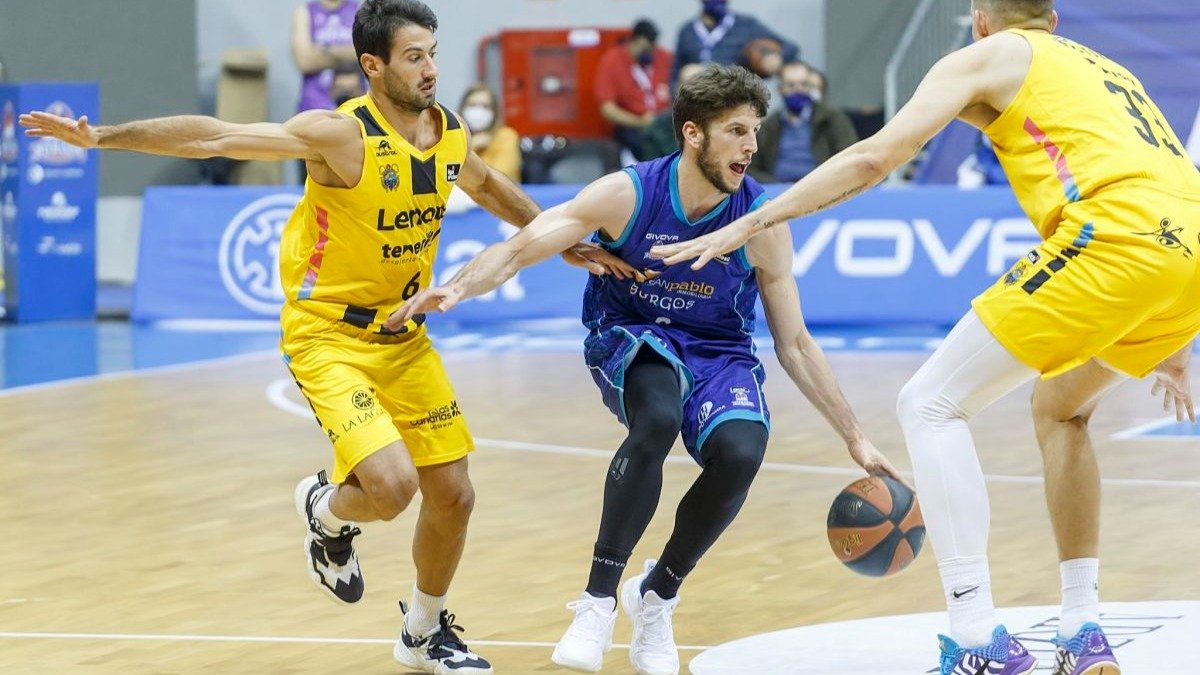 Nikolic, en el partido contra Tenerife en el Coliseum el pasado enero. SANTI OTERO