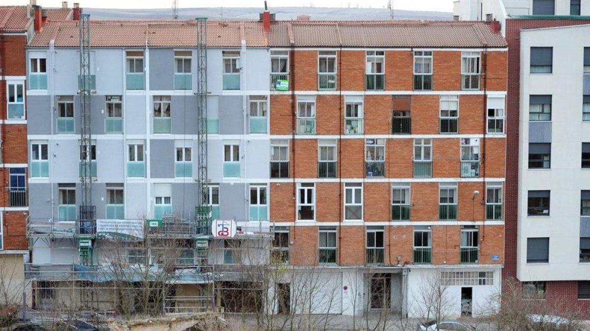 Imagen de la rehabilitación de la fachada de un edificio de la capital.