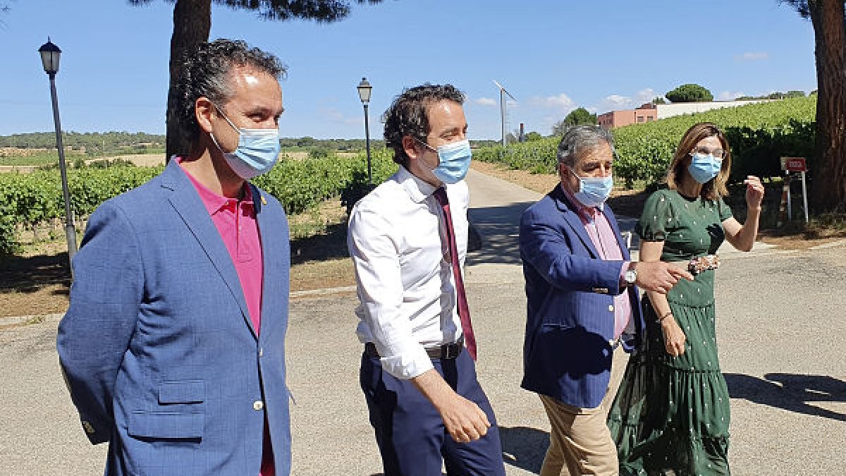 Teodoro García Egea a su llegada al curso de Prensa y Poder acompañado de la alcaldesa, Raquel Hernández, y los organizadores del curso. L. V.