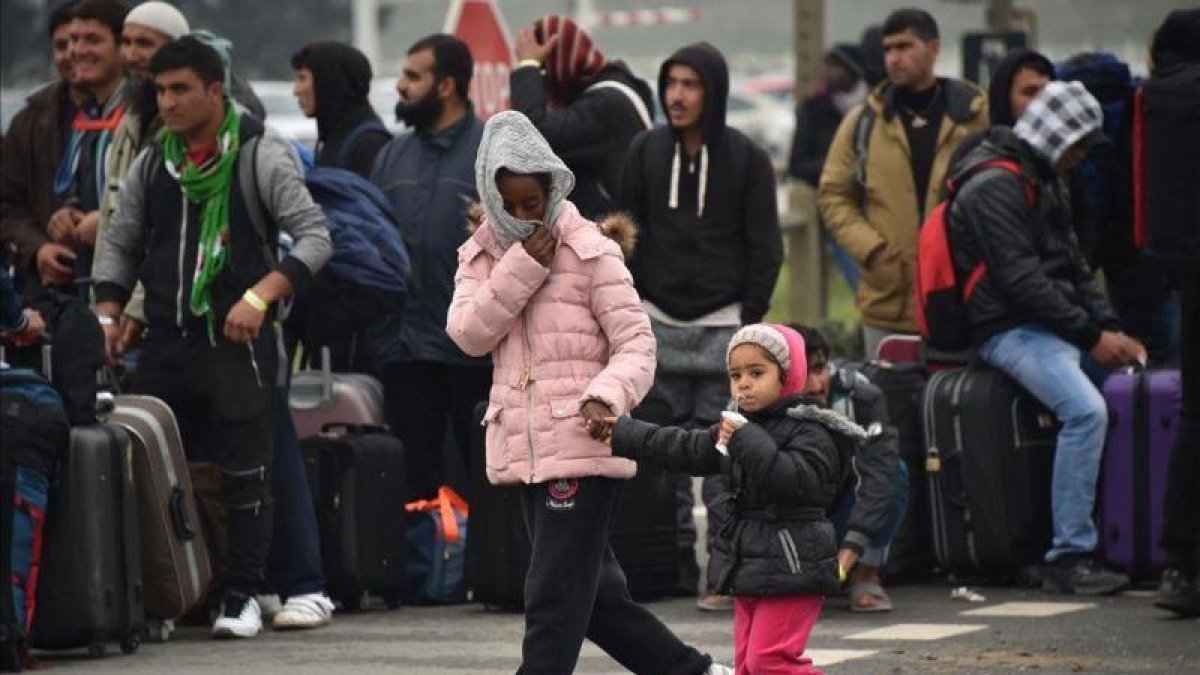 Menores en la 'jungla' de Calais.-AFP / PHILIPPE HUGUEN