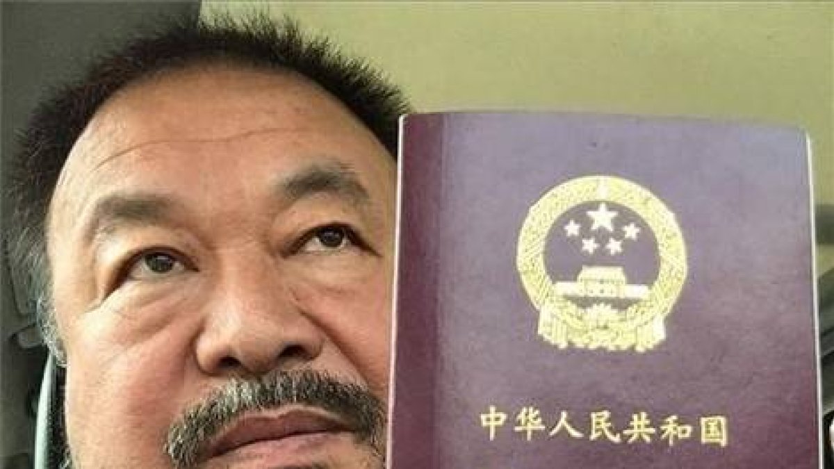 El artista chino dio a conocer que las autoridades le habían devuelto el documento que le permite salir de China con esta fotografía que subió a su cuenta de Twitter e Instagram.-Foto: AFP / AI WEIWEI