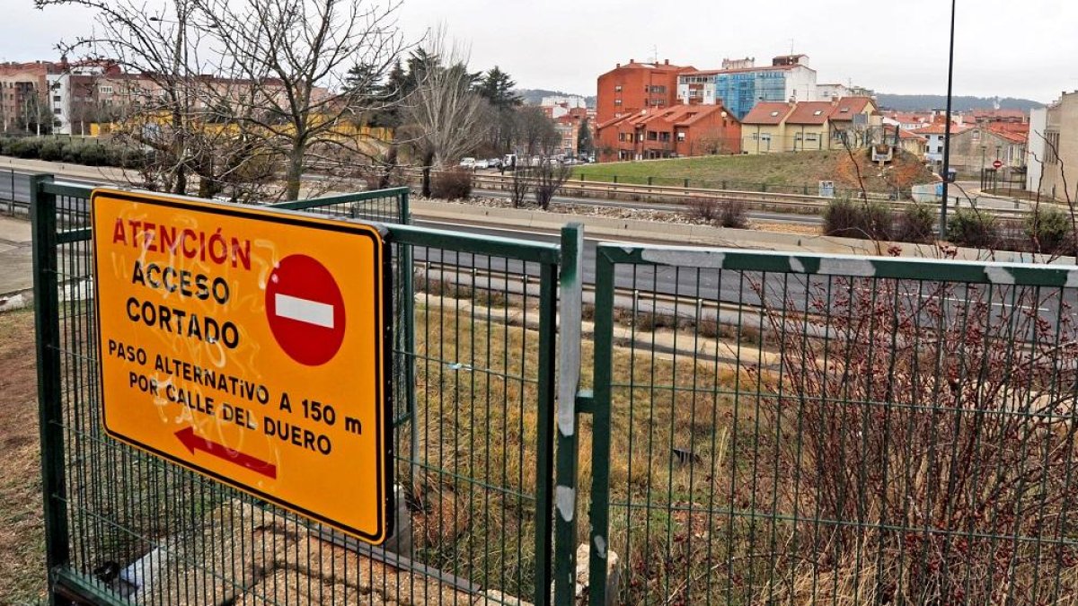 La eliminación de la pasarela partió en dos al barrio.-RAÚL G. OCHOA