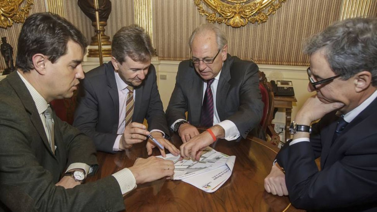 Ángel Ibáñez, Javier Lacalle, Pedro Ballvé y Miguel Ángel Ortega (director de la fábrica de Burgos), ayer. en la Alcaldía.-SANTI OTERO