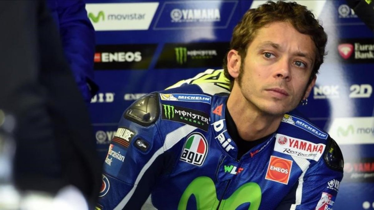 Valentino Rossi, en su box de Phillip Island (Australia).-AFP / SAEED KHAN