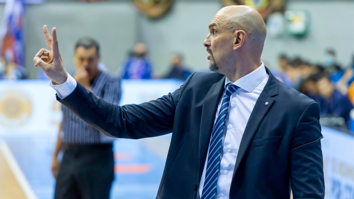 Zan Tabak se dirige a sus jugadores durante un partido. SANTI OTERO