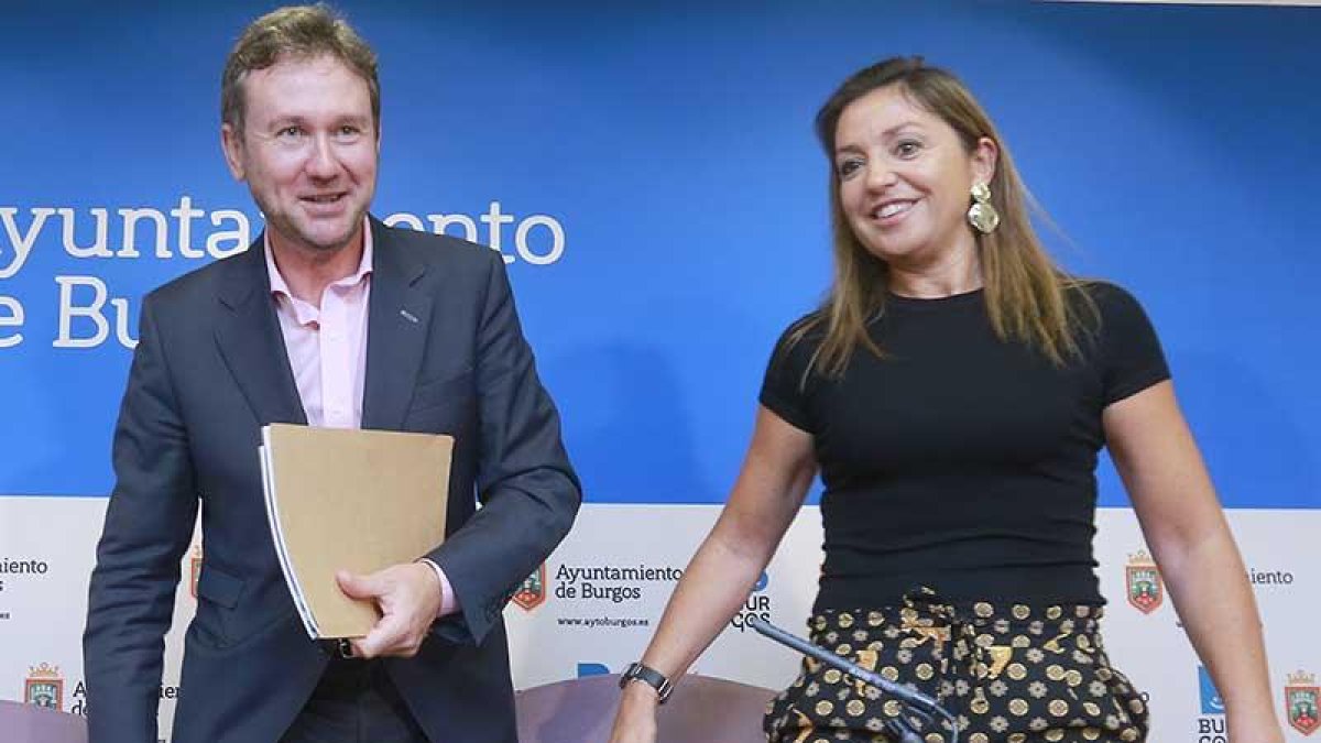 Lacalle y Blasco comparecieron ayer tras la Junta de Gobierno.-RAÚL G. OCHOA