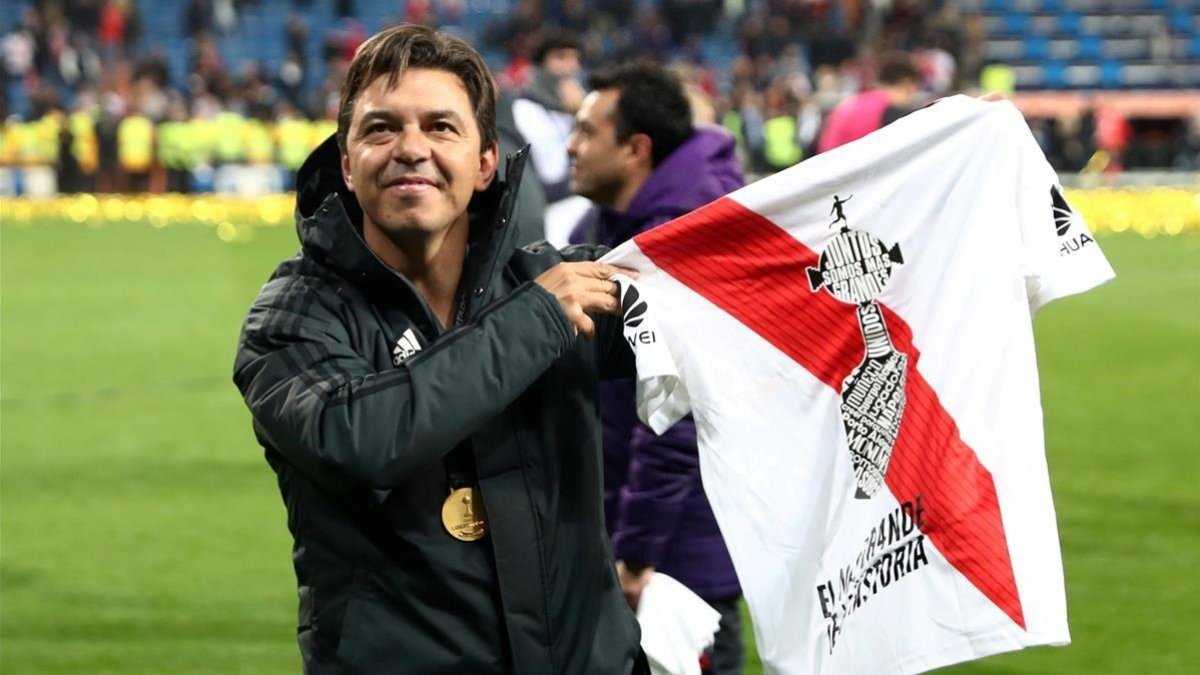 Marcelo Gallardo muestra la camiseta de River que certifica la Copa Conquistadores en el Bernabéu.-