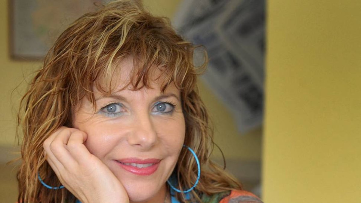 Ana Isabel Núñez posa con algunos de los cuentos que ha editado.-I. L. M.
