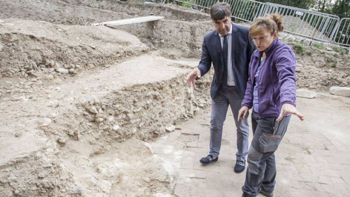 Fabiola Monzón muestra parte de los descubrimientos a Fernando Gómez.-SANTI OTERO