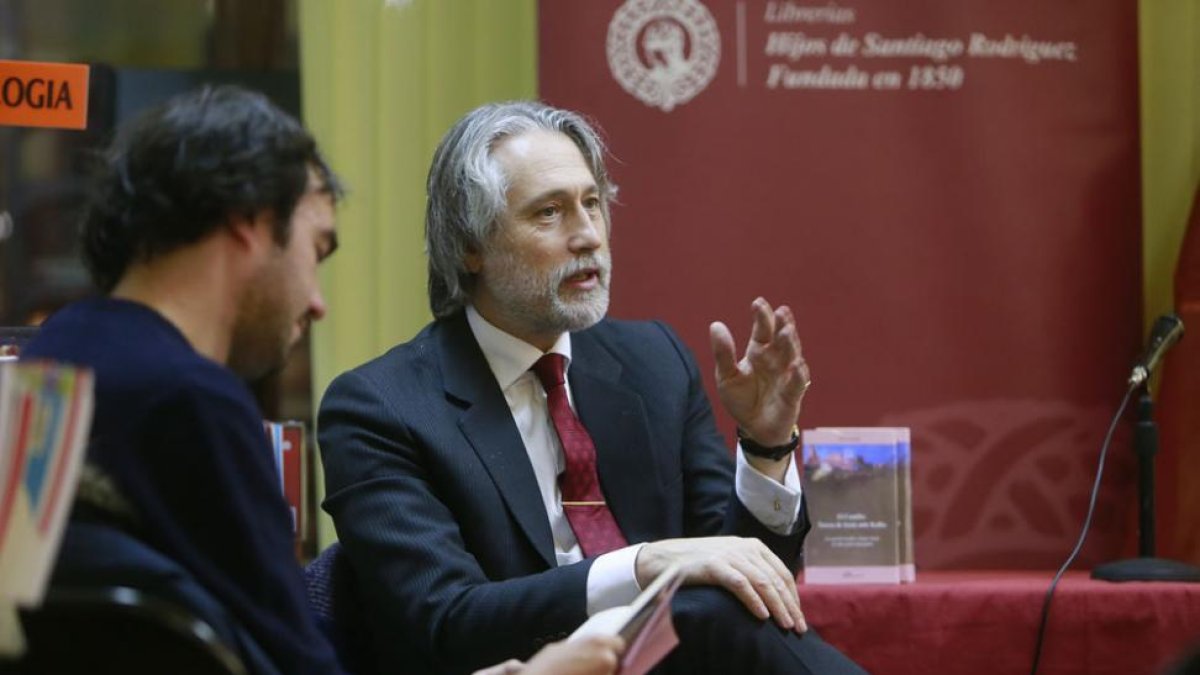 El escritor mirandés Ilia Galán presentó su obra en la librería Hijos de Santiago Rodríguez.-Raúl Ochoa