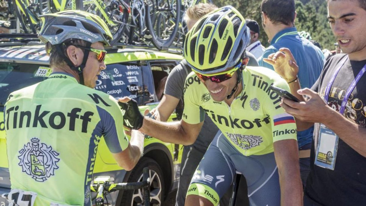 Alberto Contador recibe la felicitación de su compañero de filas en el Tinkoff Aleksei Tcatevich tras nada más enterarse que se había hecho con el triunfo en la Vuelta a Burgos 2016-Santi Otero