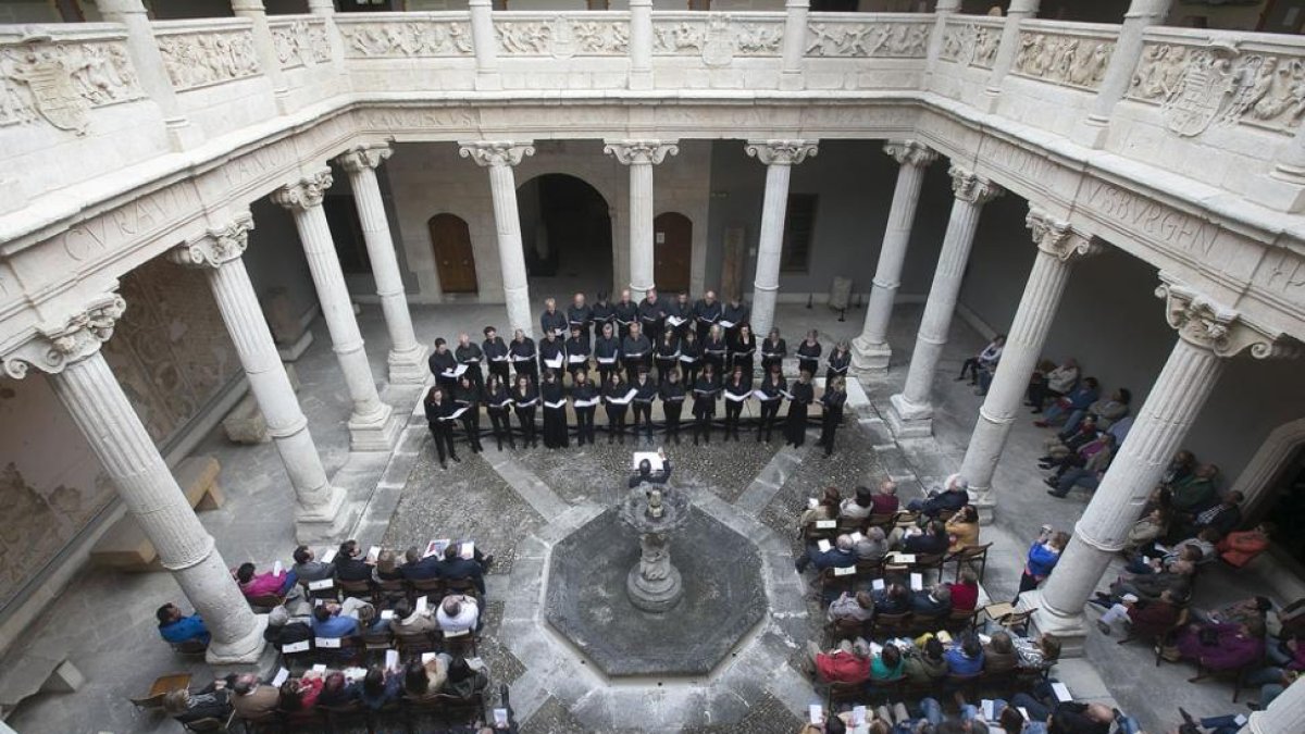 Estampa del concierto antes del inesperado invitado, que no logró aguar la fiesta.-