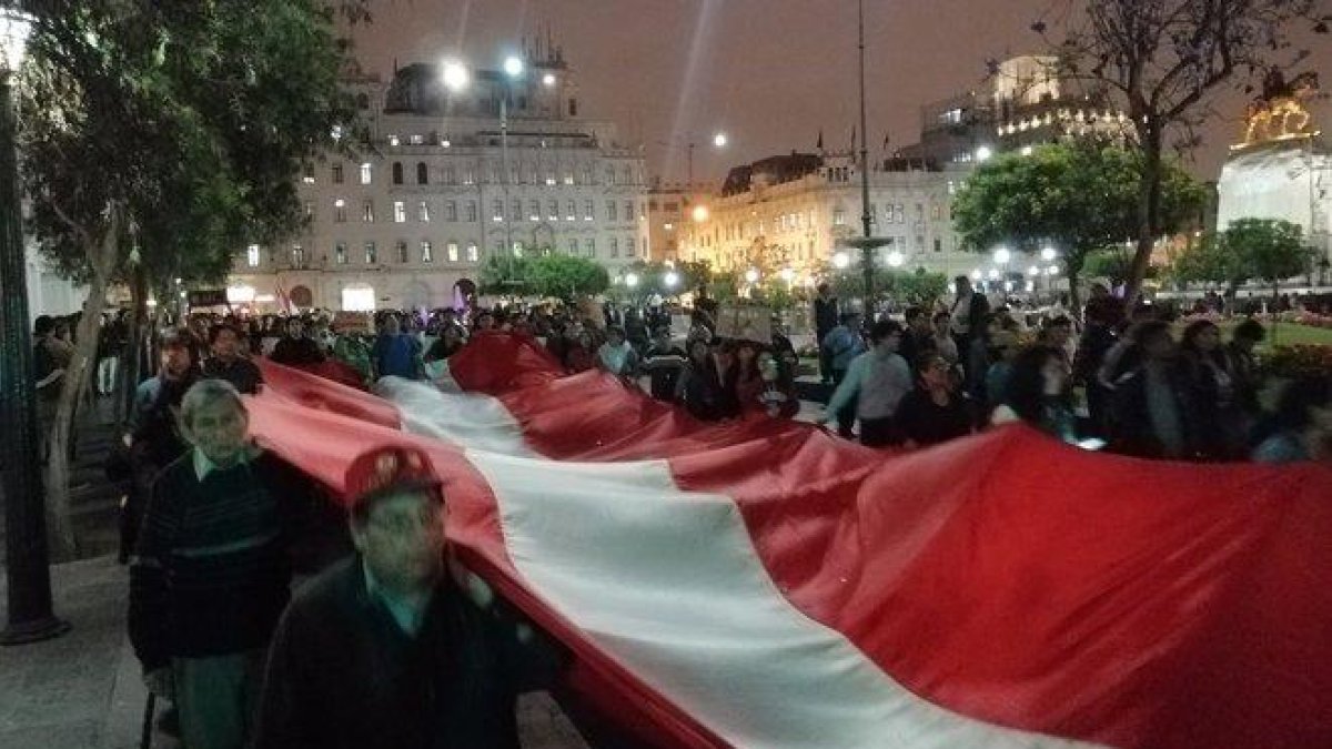 Diversos colectivos ciudadanos y partidos de izquierda salieron con banderas peruanas a las calles del centro histórico de Lima para manifestar su rechazo a la medida.-@KOI_FERNANDEZ
