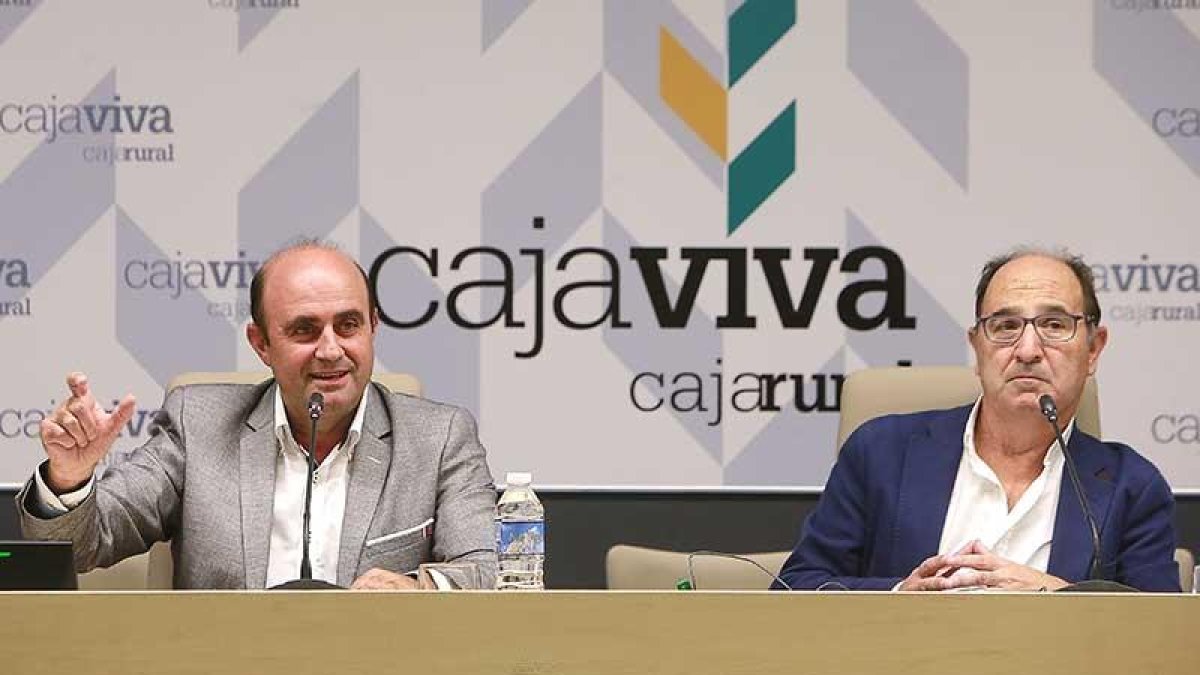 Un momento de la presentación de los resultados de ayer, ofrecida por Villamayor (dcha.) y Leal (izq.).-R. O.