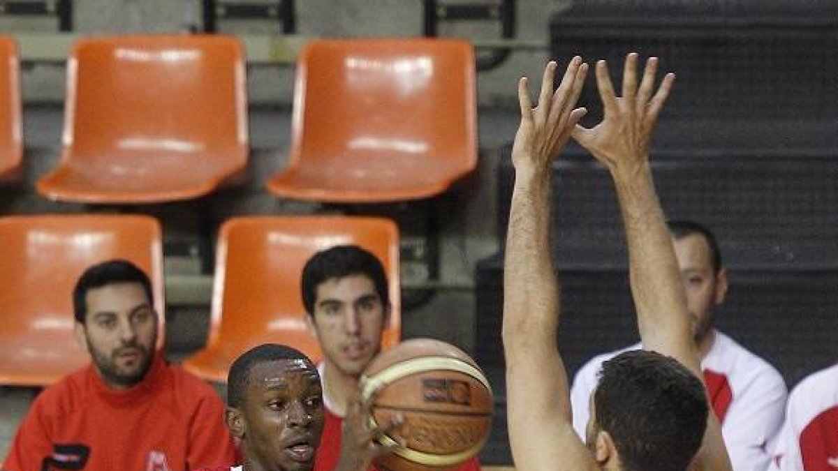 Brandon Gould busca línea de pase.-SANTI OTERO