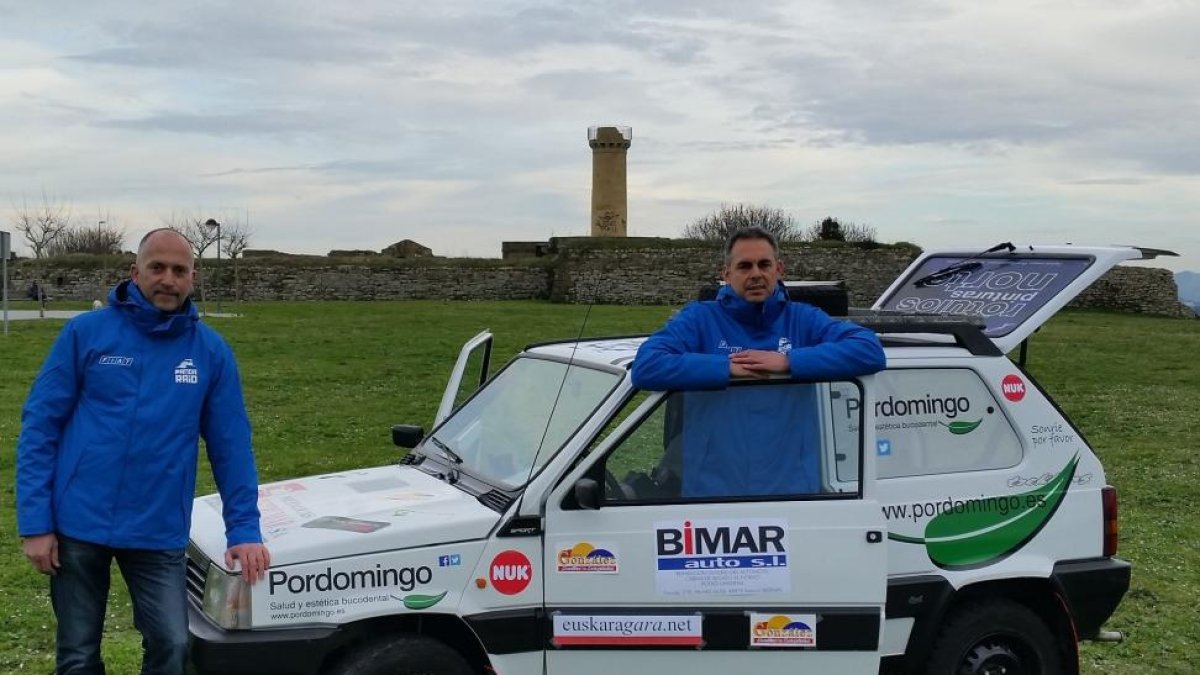Luis Alonso posa con su compañero IñakiCalle junto alFiat Panda protagonista de esta aventura.-ECB