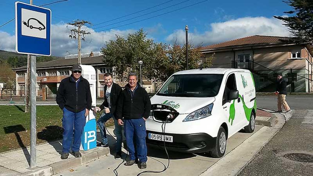 El concejal (centro) con dos técnicos en la nueva terminal cargando el vehículo eléctrico adquirido por el Consistorio-ECB
