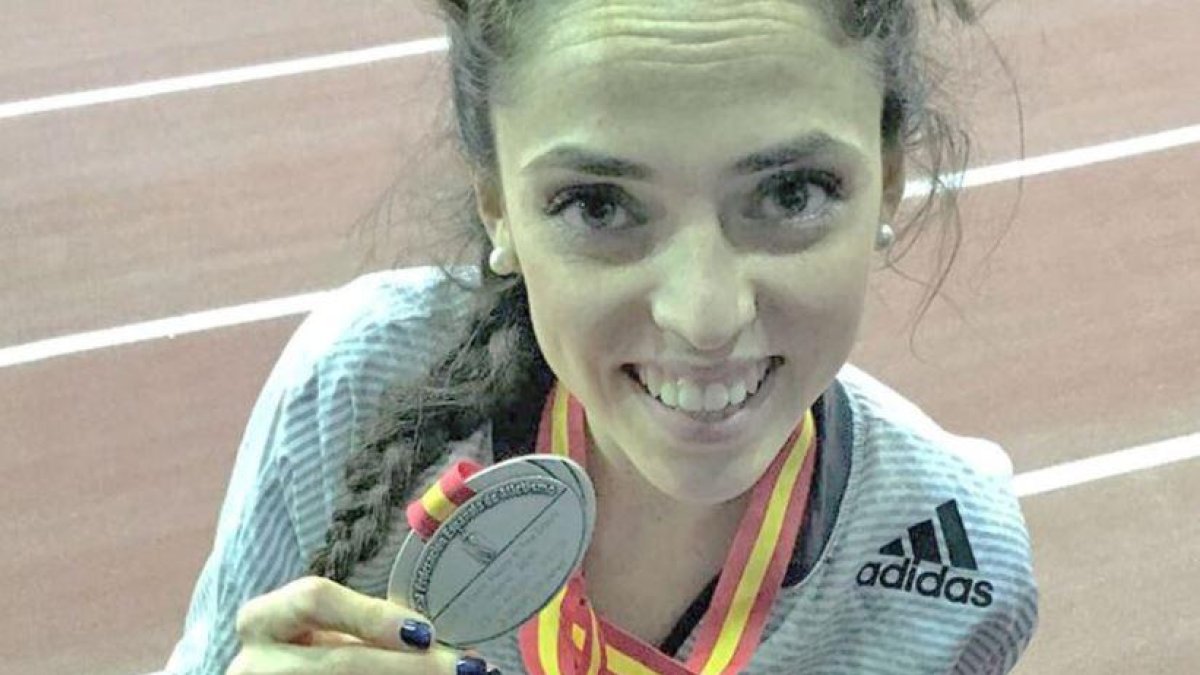 Celia Antón posa con la medalla de plata que consiguió en el Nacional absoluto del año pasado.-