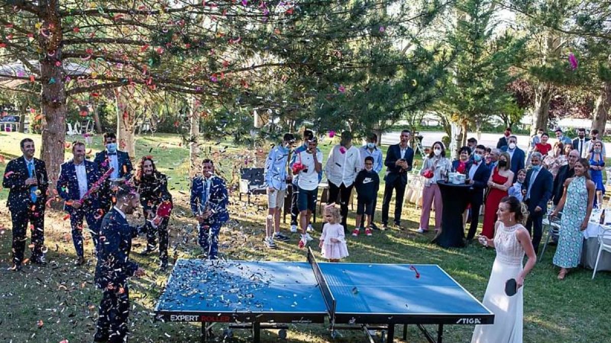 Los novios jugaron a tenis de mesa en su día más señalado. ECB