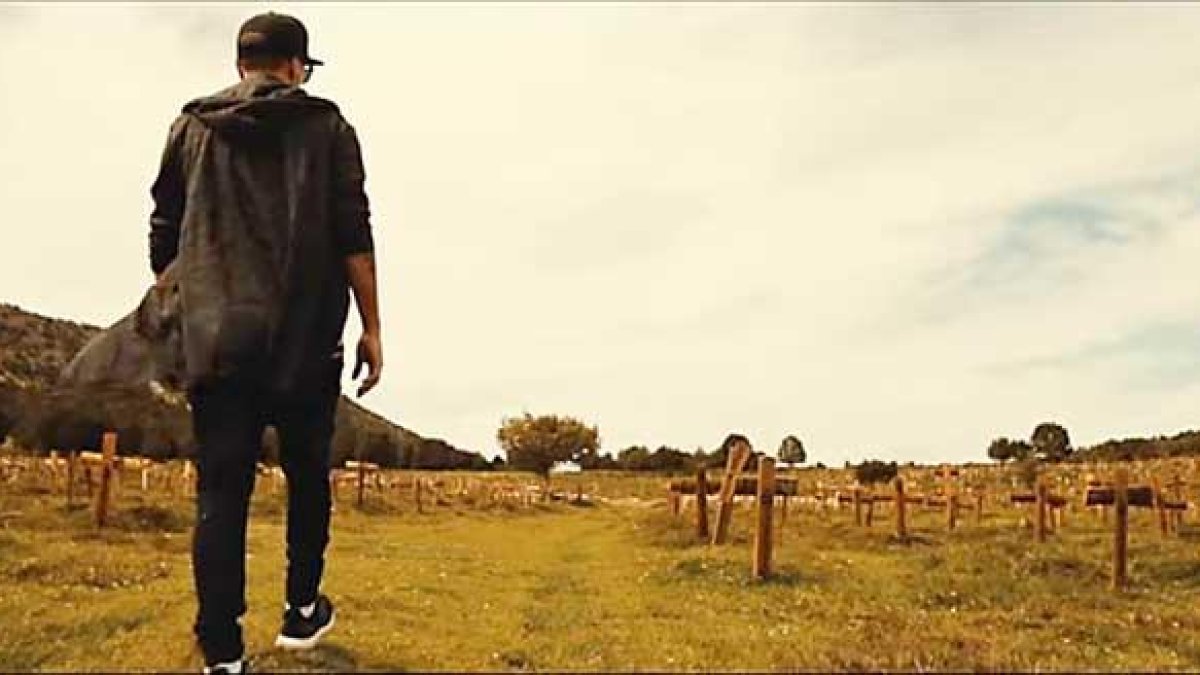 Acción Sánchez, Dj del grupo, camina con paso firme por Sad Hill.-Youtube