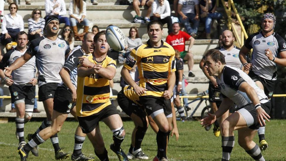 Devlin busca a un compañero durante un partido.-SANTI OTERO