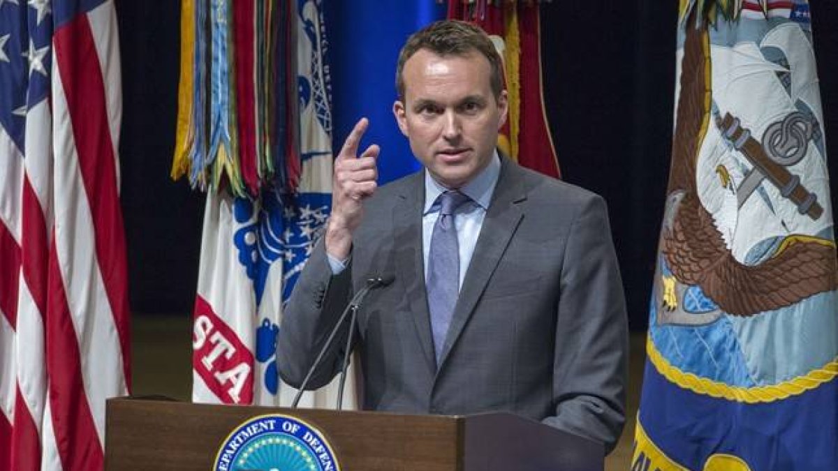 Imagen de archivo de Eric Fanning, en un discurso en 2013.-AFP / PAUL J. RICHARDS