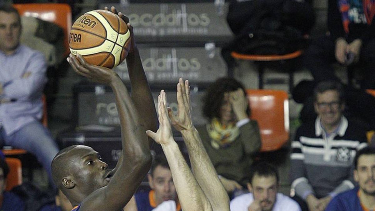Diouf lanza a canasta en el último duelo en El Plantío.-Santi Otero