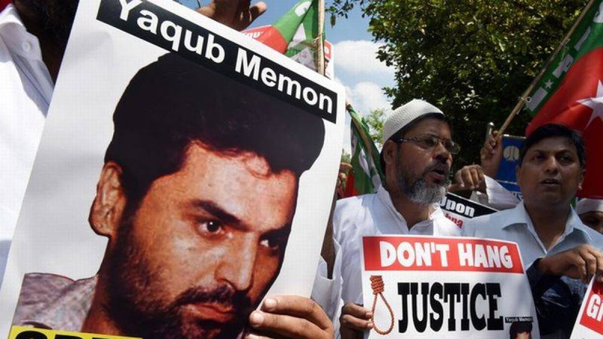 Unos manifestantes llevan una foto de Yakub Memon en una manifestación en la que piden que se suspenda su pena de muerte.-Foto: AFP / MONEY SHARMA