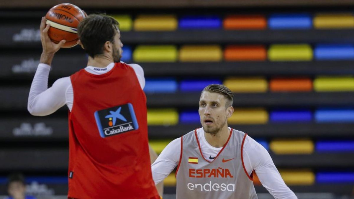 Vega presiona en defensa durante un entrenamiento con la selección española.-LOF / FEB