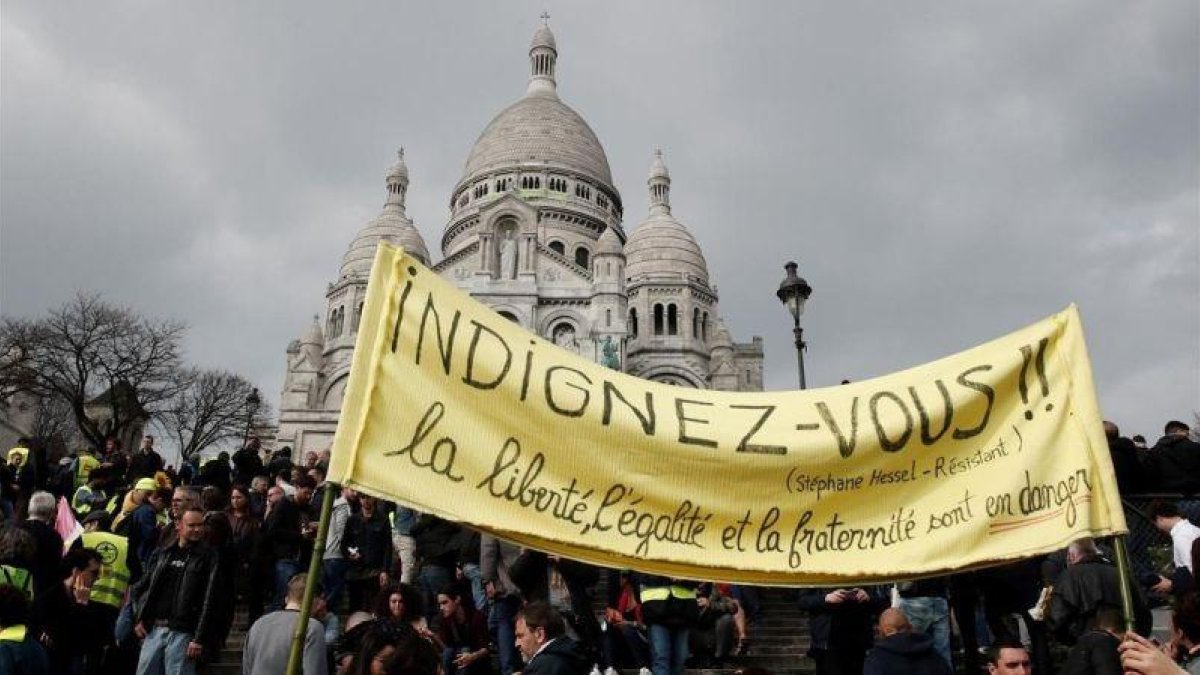 Los chalecos amarillos frente a la Basílica del Sacre-Coeur de Montmartre en la decimonovena marcha en París.-BENOIT TESSIER (REUTERS)