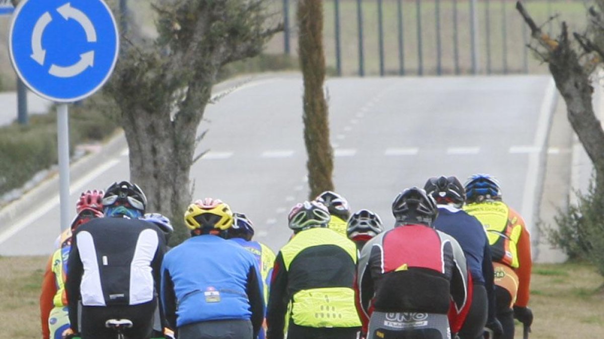 Un grupo de ciclistas pedalea por una carretera.-RAÚL G. OCHOA