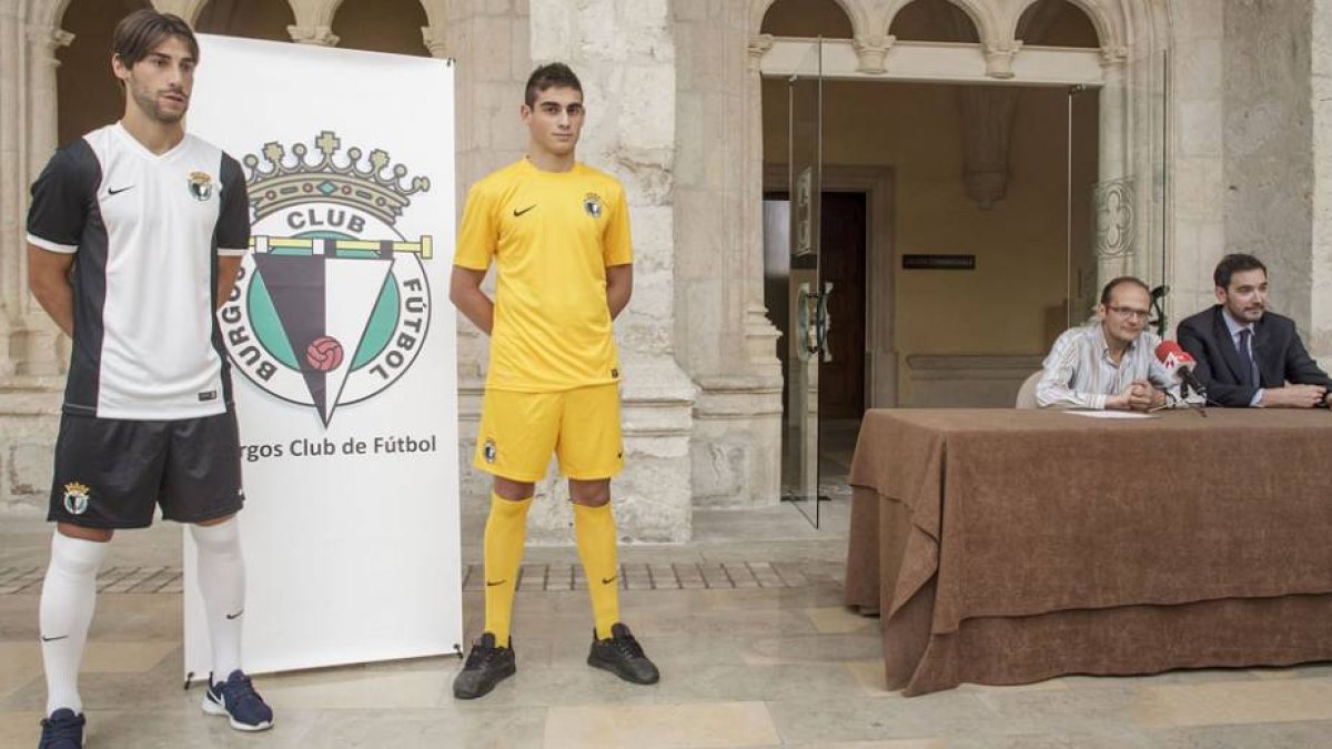 El Burgos CF presentó ayer sus nuevas equipaciones.-