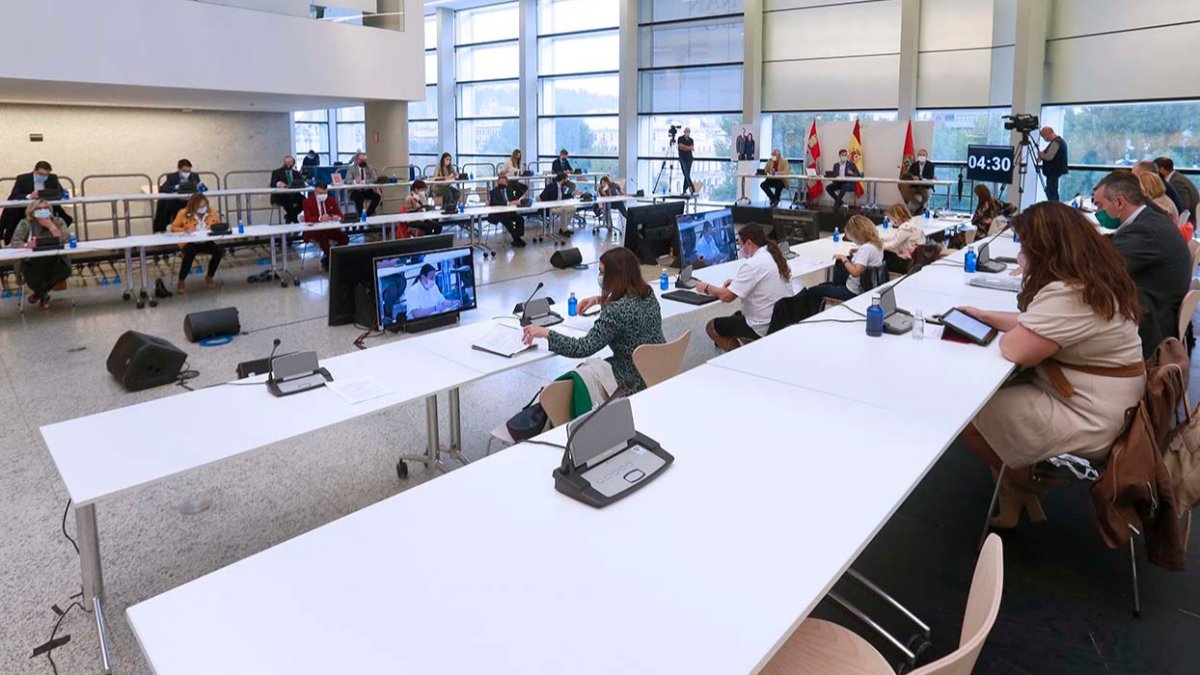 Los corporativos volvieron a celebrar el pleno en el Fórum Evolución para garantizar las distancias de seguridad por el Covid-19. RAÚL G. OCHOA