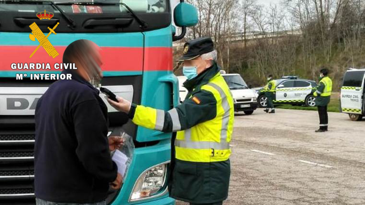 Momento en el que se somete a la prueba al camionero. GUARDIA CIVIL