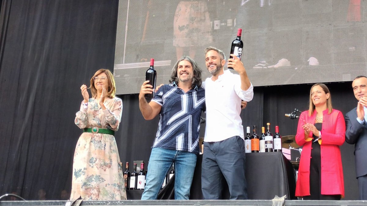 La alcaldesa de Aranda con el Embajador de la DO Ribera del Duero y el Ribereño del Año. L: V.