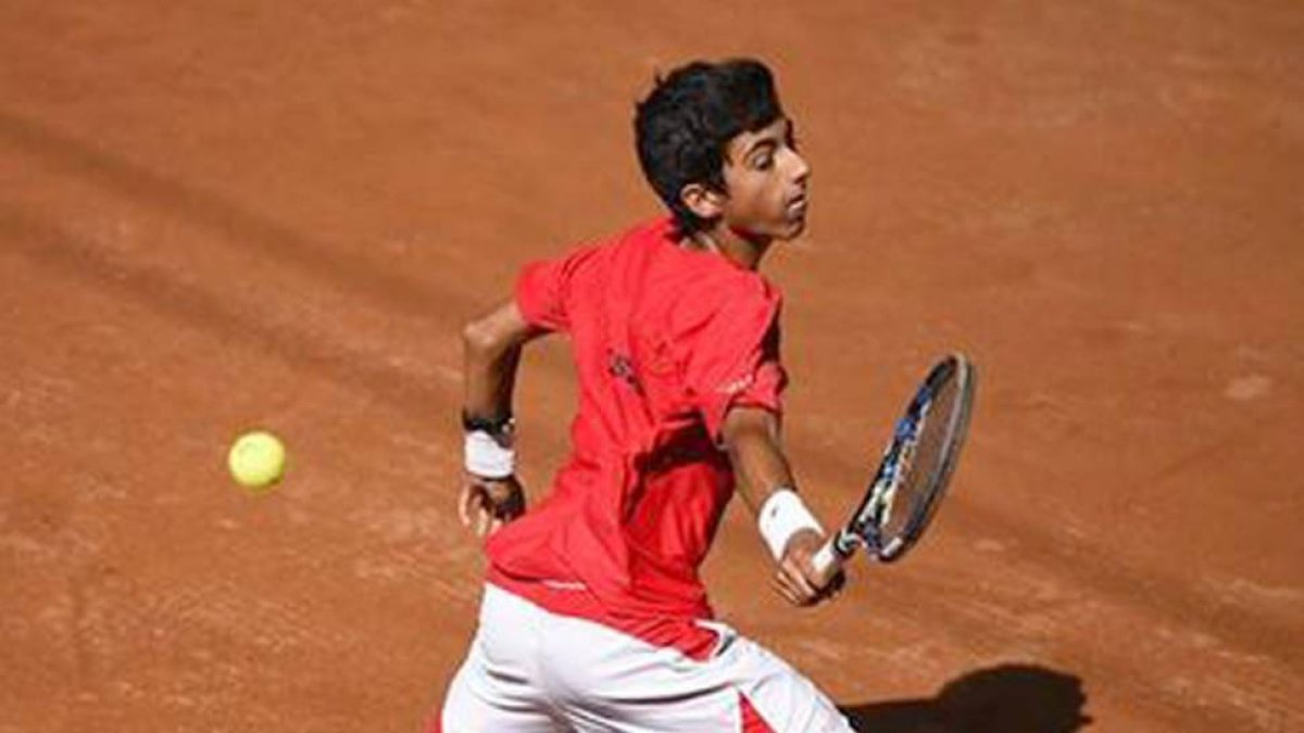 Nicolás Álvarez devuelve una bola con el revés.-ITF