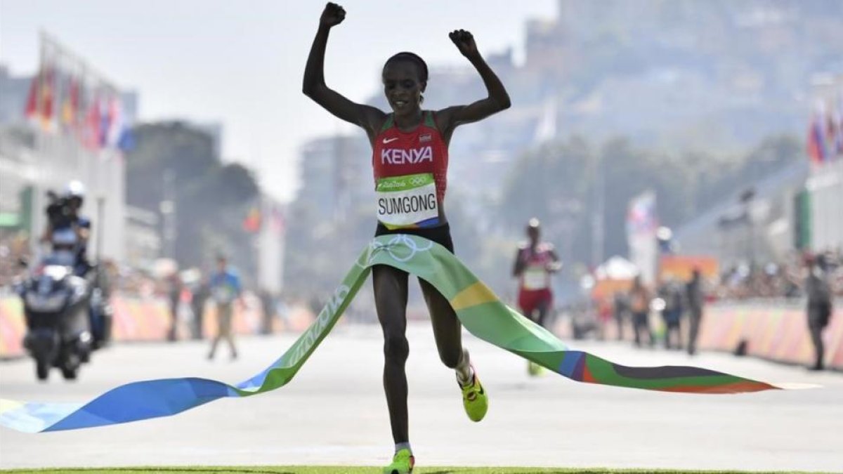 Jemina Jelagat Sumsong celebra su victoria.-AFP / FABRICE COFFRINI