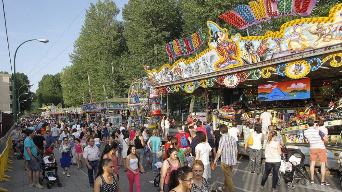 Las barracas ocupan en fiestas la zona en la que se ha ordenado trasladar el mercadillo dominical. ECB