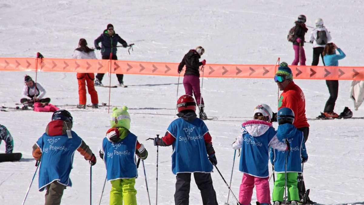 Un grupo de niños esquía en la Estación Invernal de San Isidro (León)-ICAL