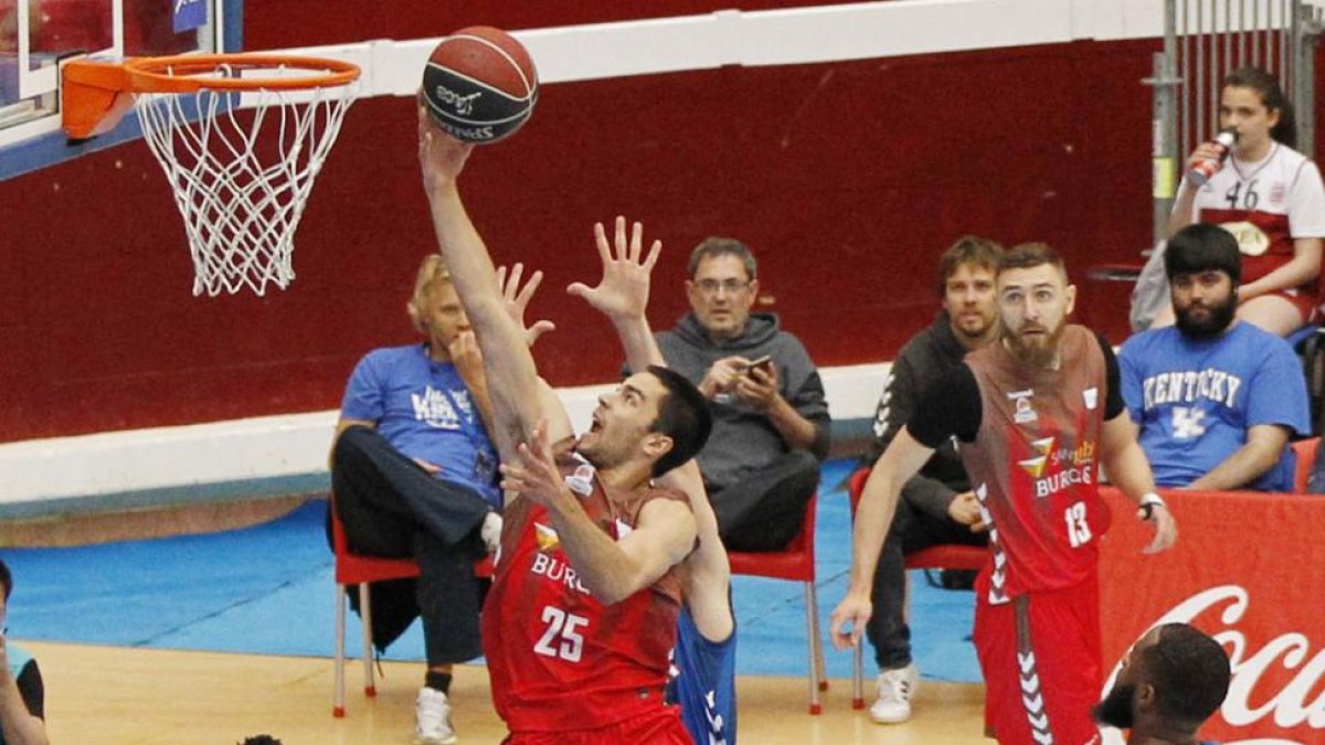 Álex López deja la bandeja, ayer, en San Sebastián.-ACB PHOTO / L. GARCÍA